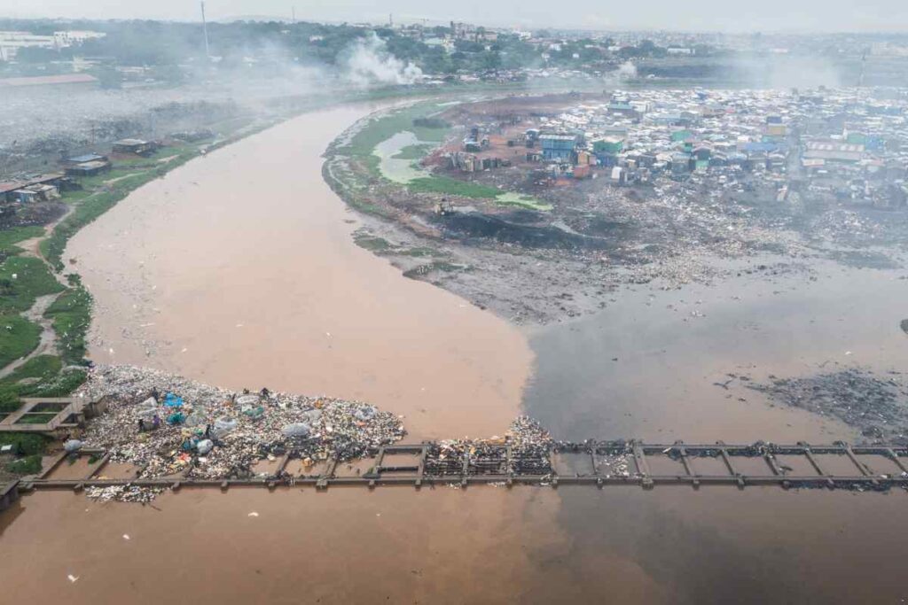 Il dossier documenta l’impatto devastante degli indumenti usati dal nord del mondo su ambiente, comunità ed ecosistemi nello Stato dell’Africa occidentale