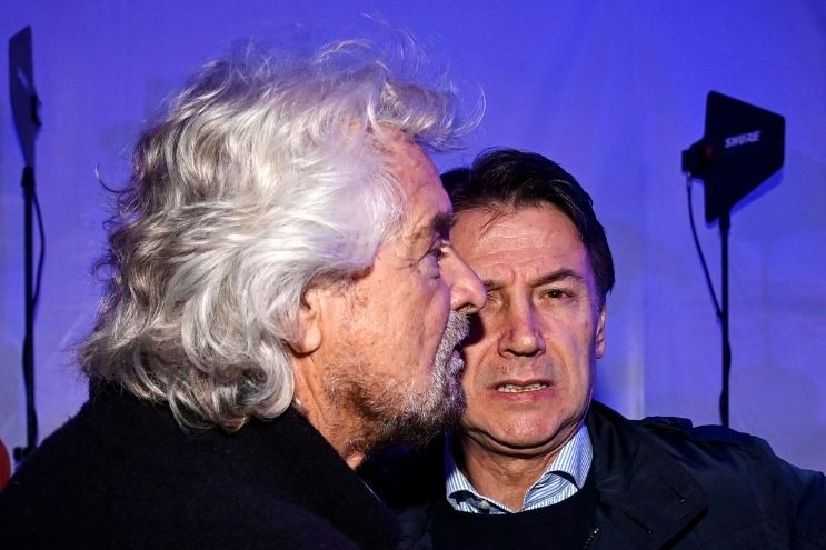 Beppe Grillo e Giuseppe Conte a un evento del Movimento 5 Stelle