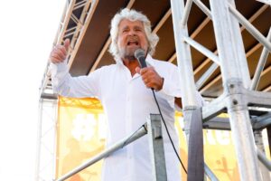 Beppe Grillo a una manifestazione del Movimento 5 Stelle