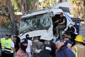 Tel Aviv, camion si schianta contro la fermata dell'autobus