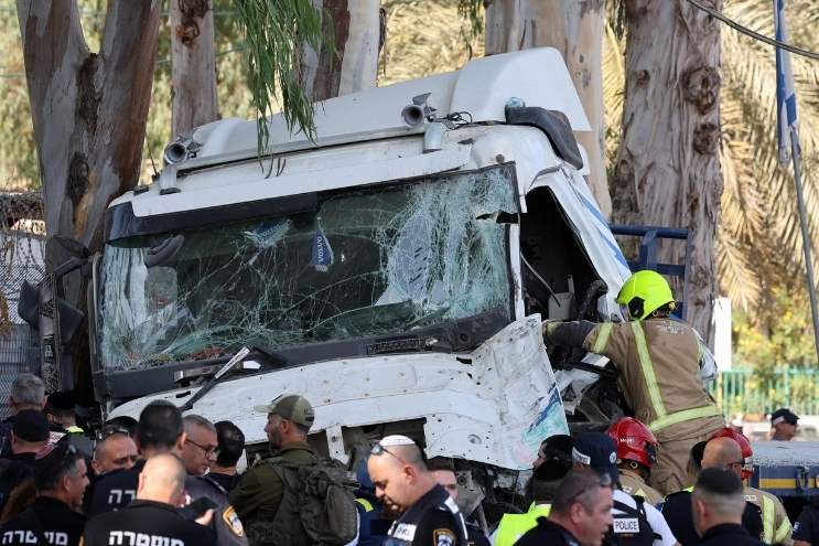 Tel Aviv, camion dopo lo schianto contro la fermata del bus