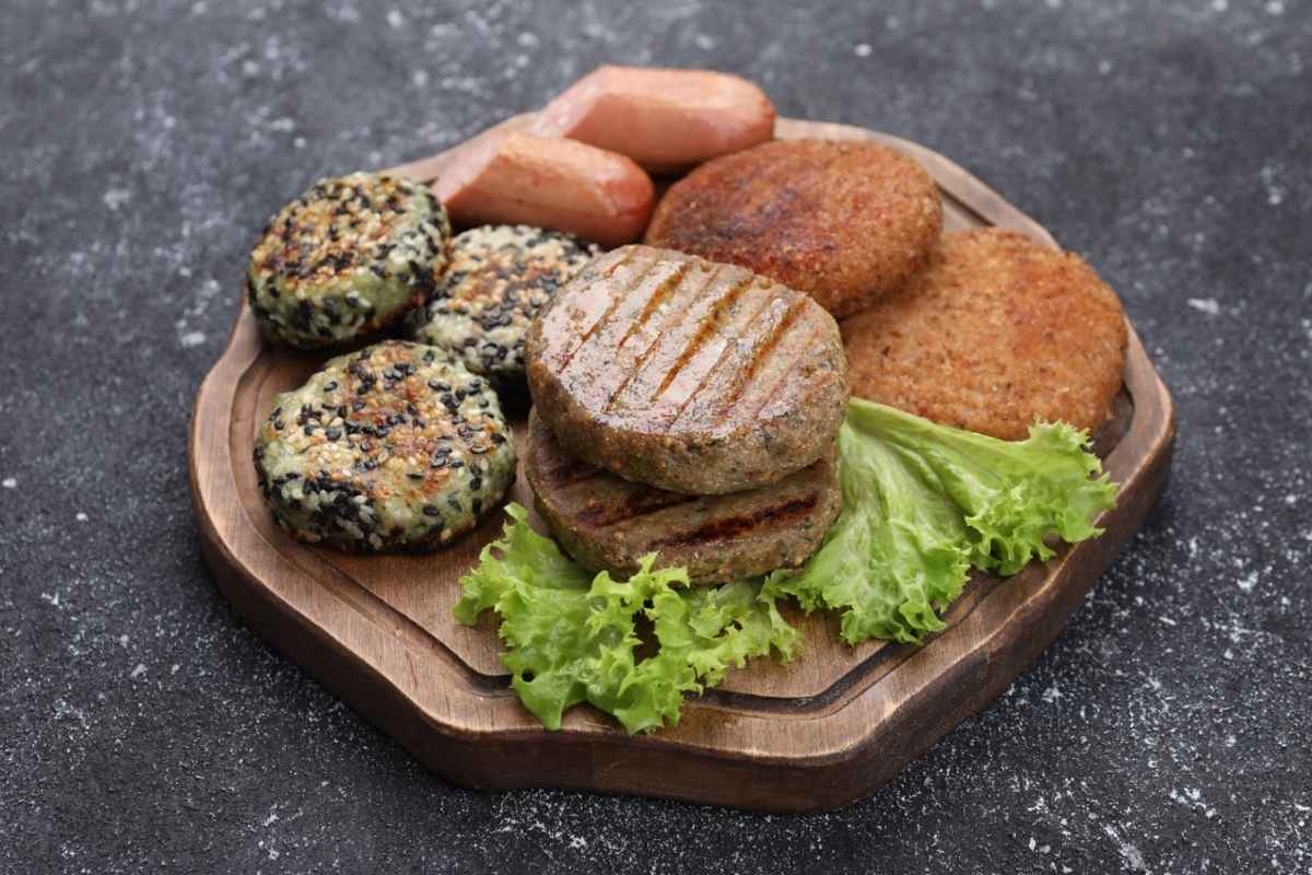 Carne vegetale potrà chiamarsi hamburger: la decisione della Corte Ue