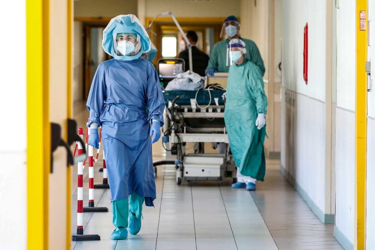 Covid, operatore sanitario con una tuta protettiva 