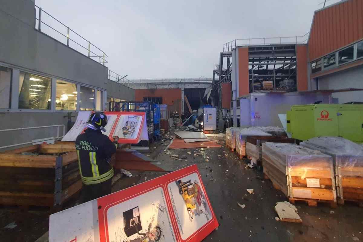 Esplosione Toyota, fiori sul posto dove sono morti Lorenzo e Fabio