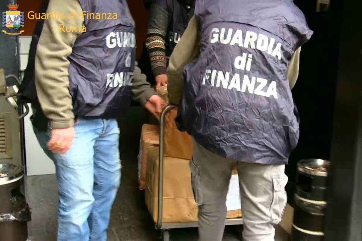 I finanzieri del comando provinciale di Roma, coordinati dai pm romani, hanno effettuato una serie di perquisizioni e di sequestri