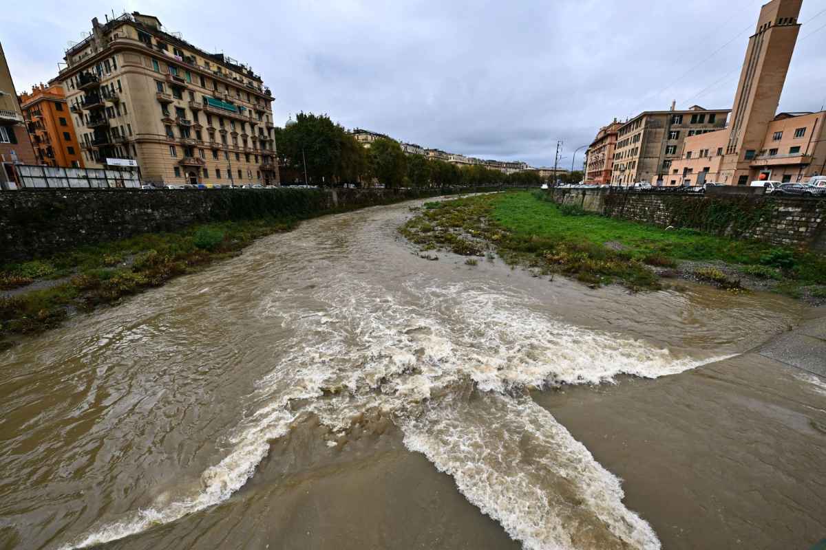 Maltempo, bilancio drammatico: un morto e due feriti. Salvataggi in Toscana: il ciclone punta ora al sud