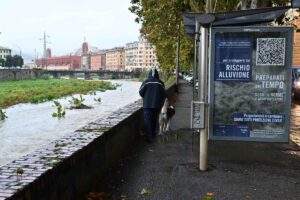 Maltempo, il nord Italia tra la tempesta e l'uragano: allerta fiumi e torrenti. "Pronte paratie e sacchi di sabbia"