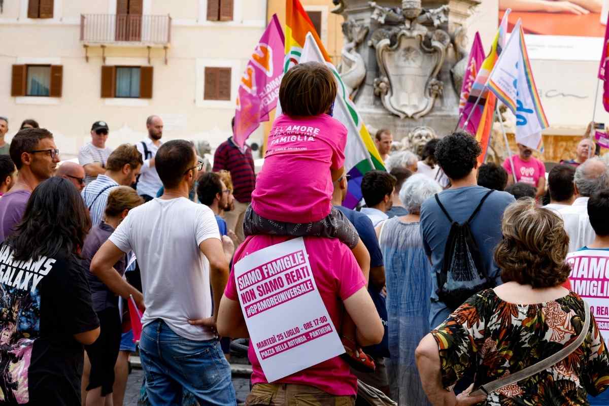 Gestazione per altri reato universale in Italia, tutti i dubbi sulla legge 