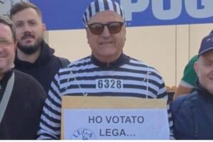 Pontida, il vicesindaco Michele Leombruno si presenta vestito da detenuto