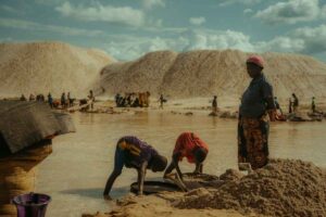 La testimonianza di Neneh, 16 anni: "Bambine abusate e costrette a lavorare nelle miniere in Sierra Leone"