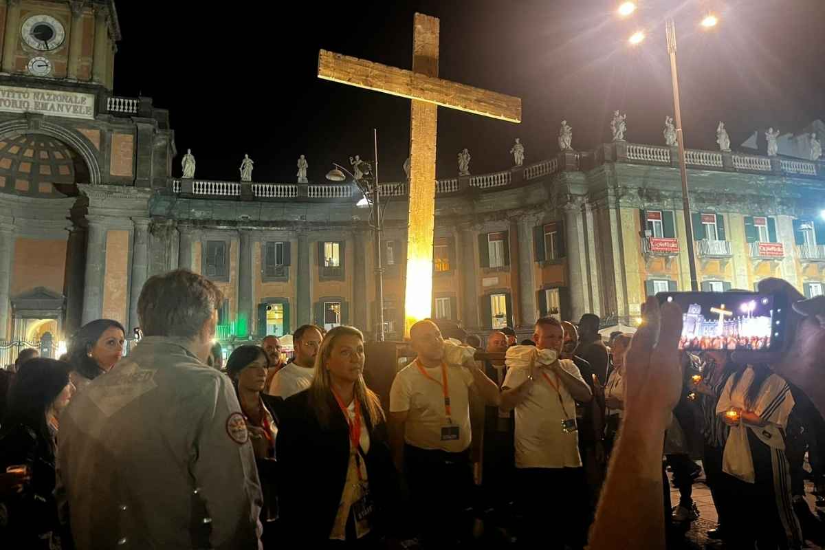 Notte di Luce, partiti in migliaia per la grande processione di fede a Napoli: “Gesù è la felicità” – DIRETTA –