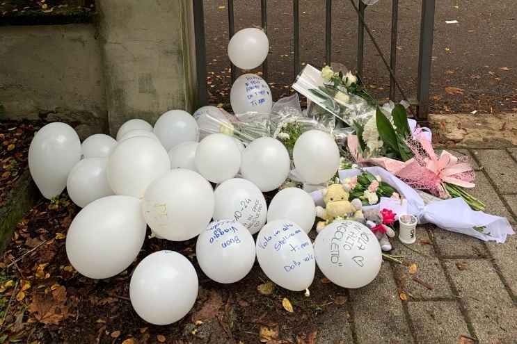 Palloncini bianchi all'esterno della scuola di Aurora a Piacenza