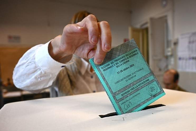 Una cittadina vota alle elezioni in Liguria