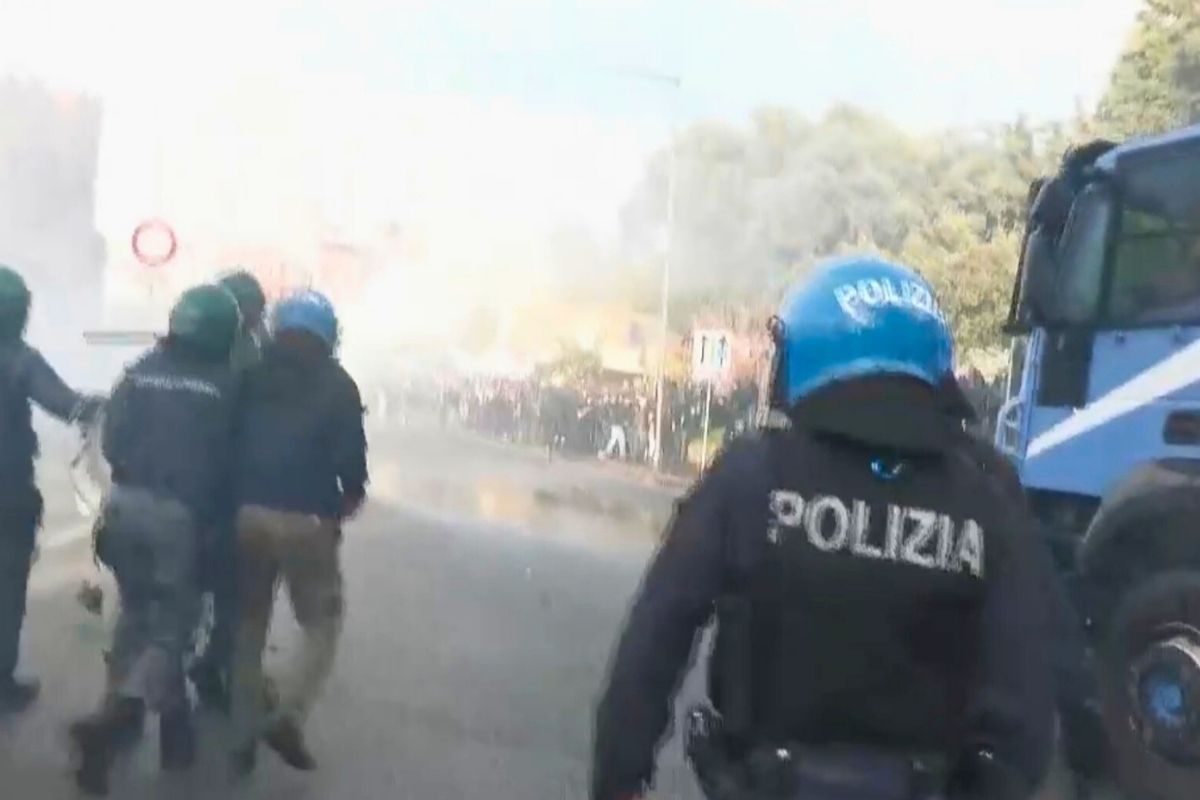 Roma, manifestazione pro-Palestina, minuti di scontro con la polizia