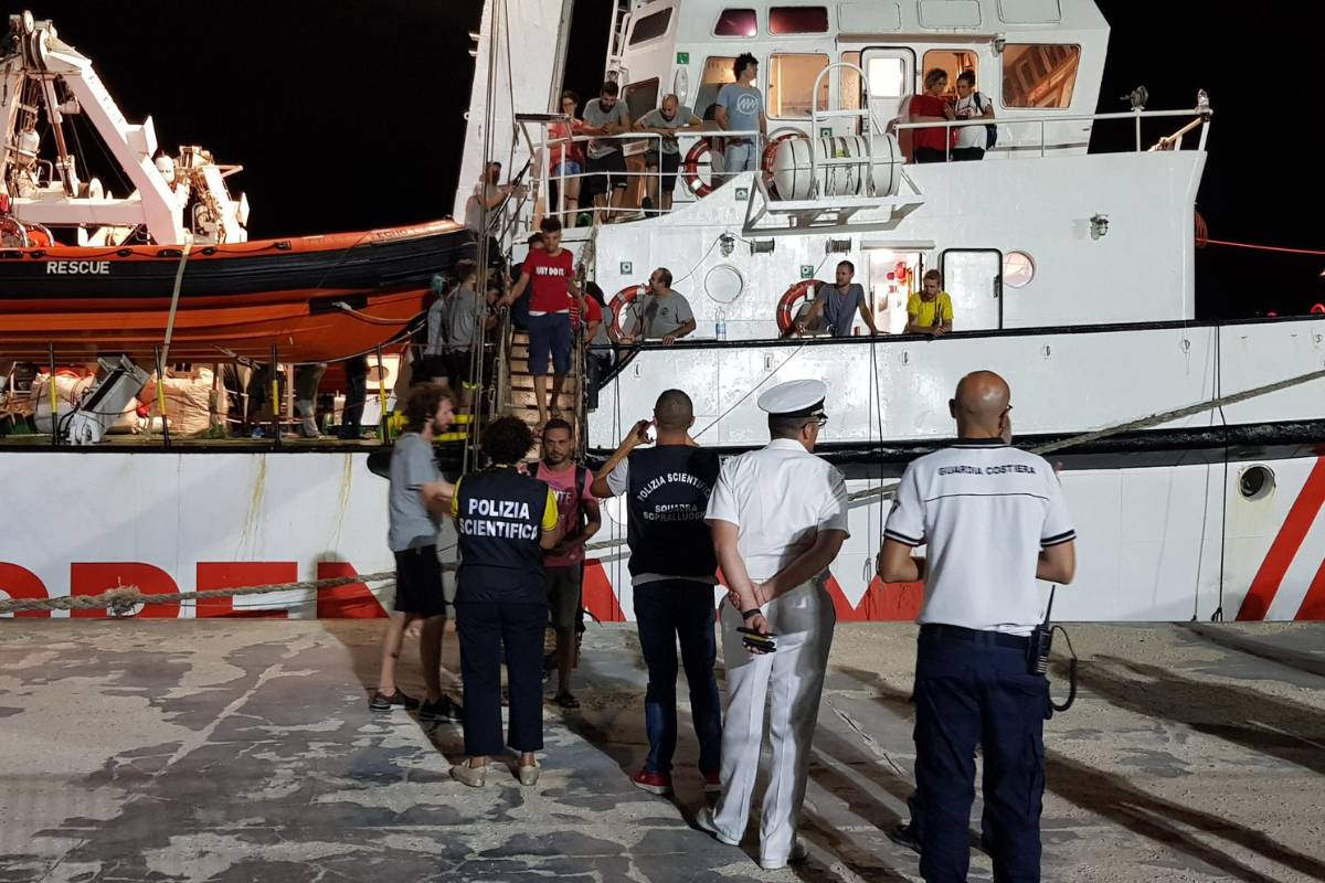 Processo Open Arms, uno scatto dello sbarco a Lampedusa dei 147 migranti nel 2019