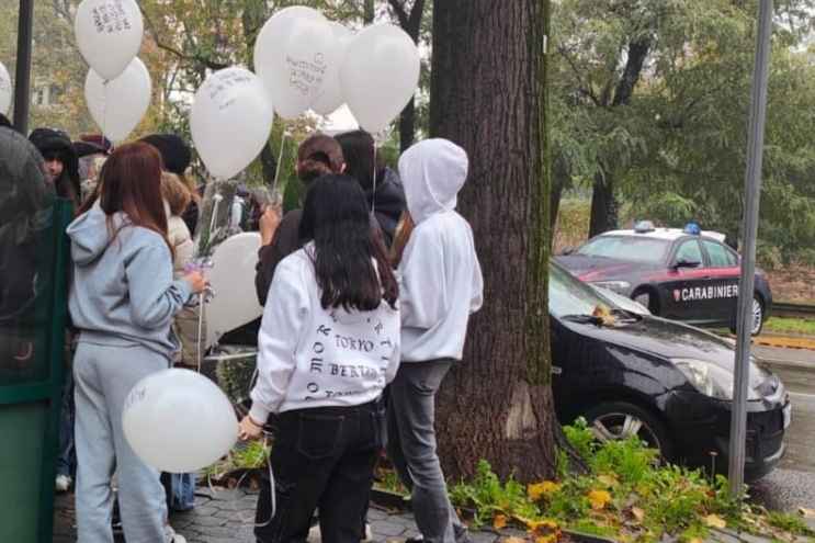 Manifestazione con palloncini bianchi per Aurora, 13enne morta a Piacenza