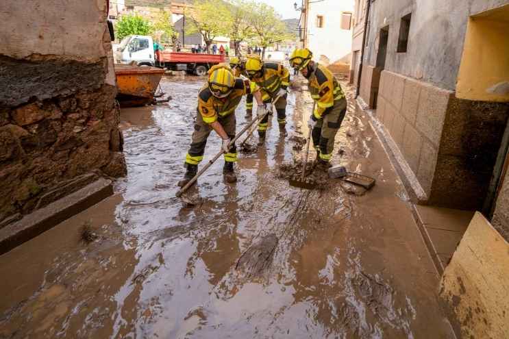 Soccorritori al lavoro in Spagna dopo le alluvioni