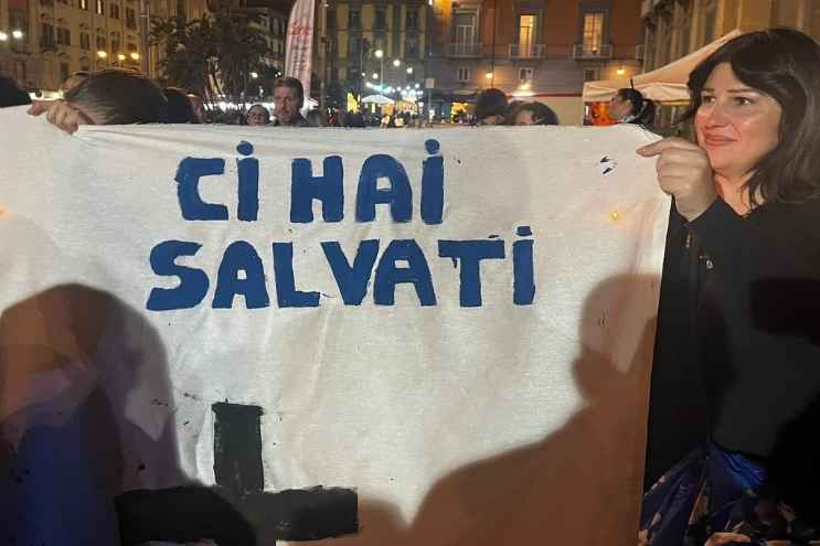 Notte di Luce a Napoli: uno striscione dei partecipanti