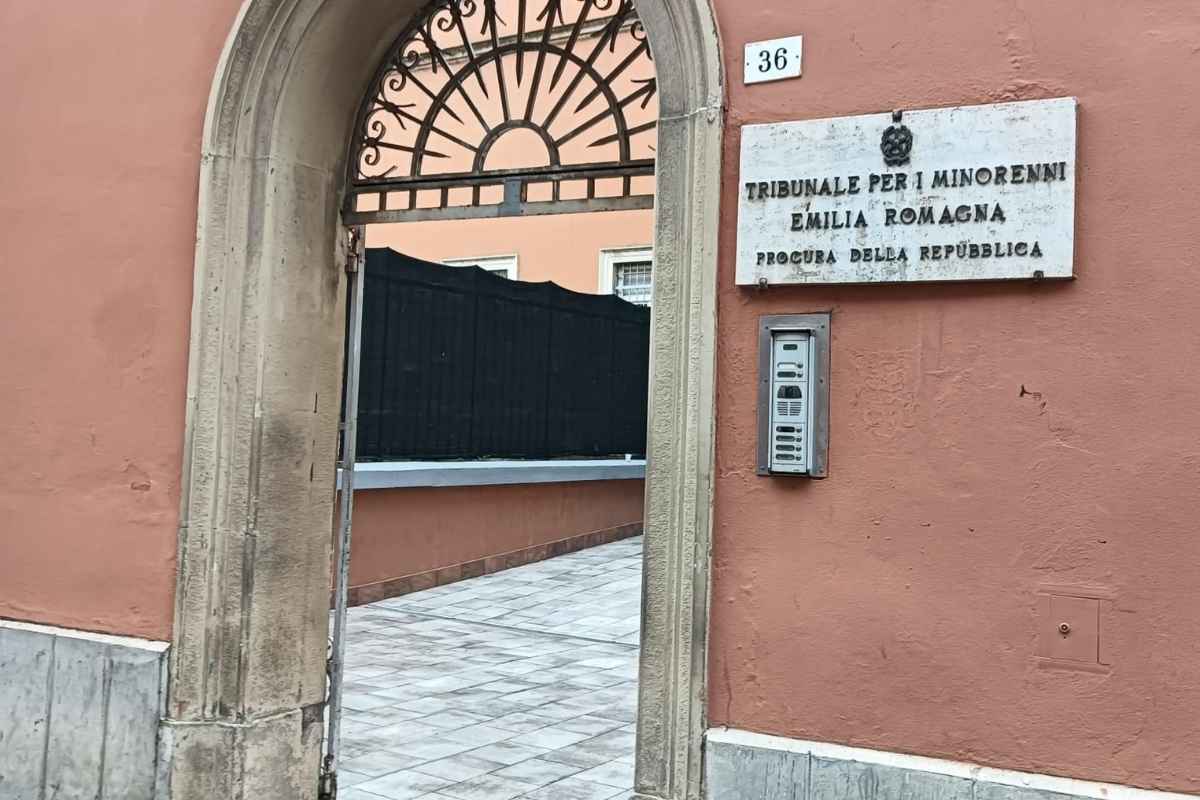 Aurora, il gip ha deciso: resta in carcere il minorenne accusato di omicidio. “L’ha colpita alle mani per farla cadere”