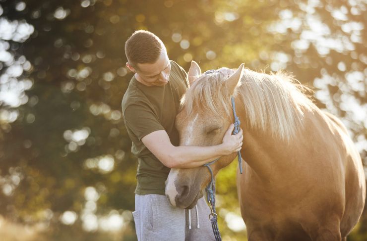 Se la relazione col cane risulta essere efficace nel trattamento delle patologie legate alla salute mentale, quella col cavallo offre benefici nei disturbi motori o posturali