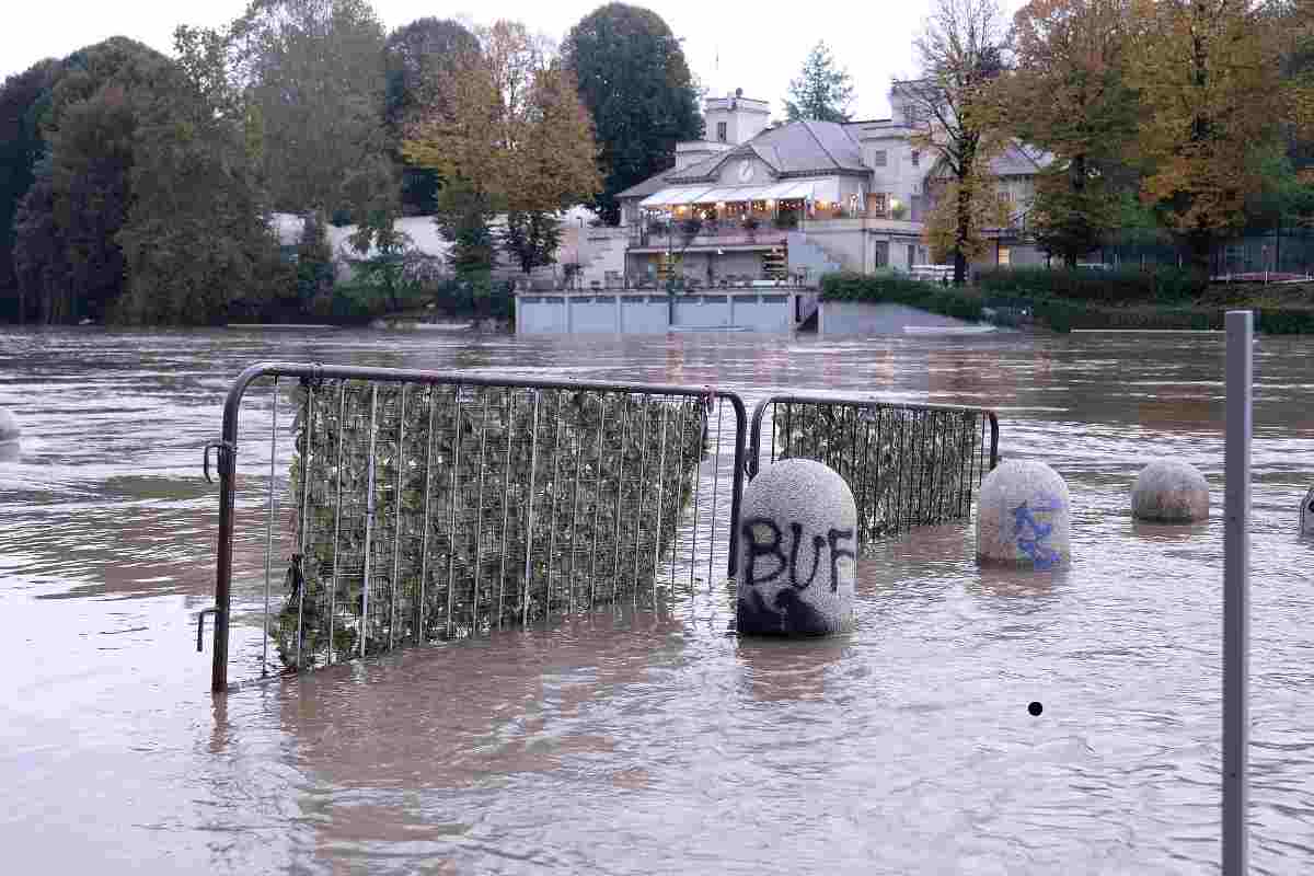 Maltempo, Italia sott’acqua: strade come fiumi, temporali e venti forti. Allerta in 7 regioni, la situazione