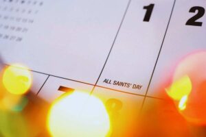 Un calendario e delle luci attorno