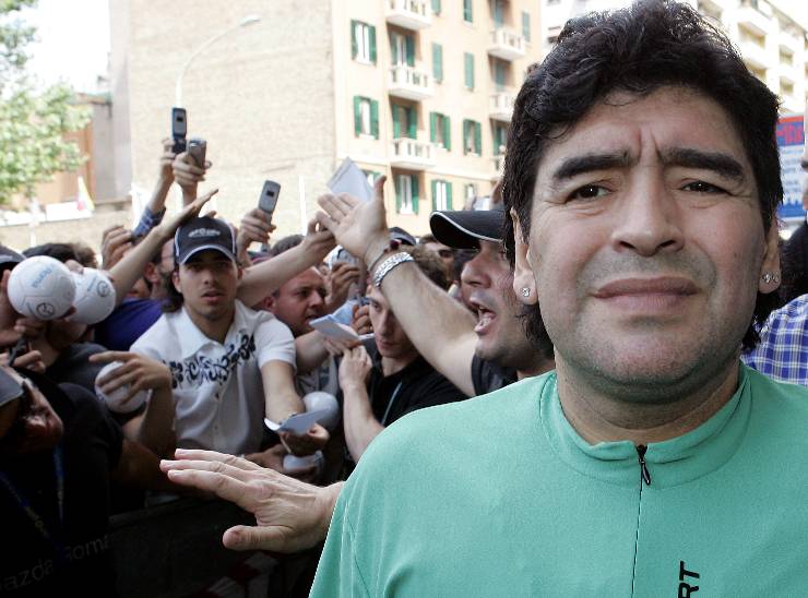 Diego Maradona di fronte al pubblico in cerca di foto