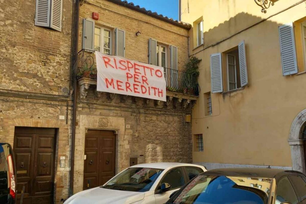 Striscione apparso alla notizia della serie sulla storia di Meredith Kercher