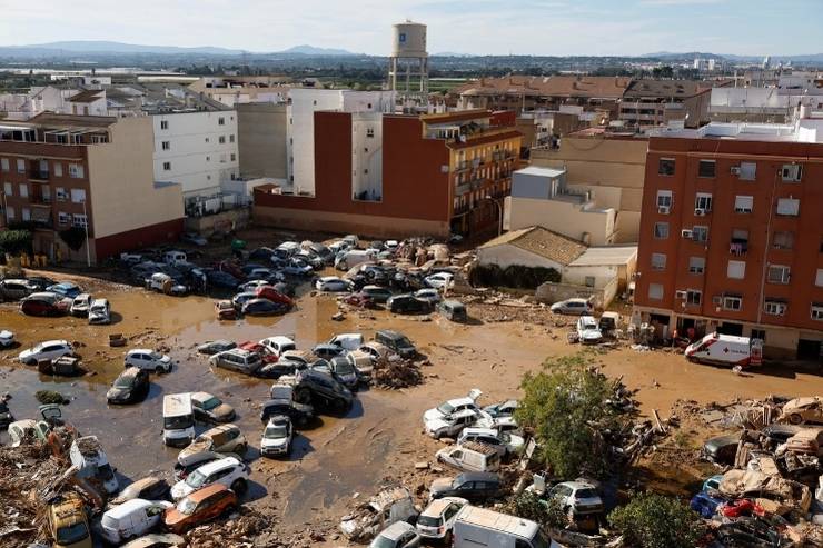 Una foto dall'alto del disastro provocato a Valencia dall'alluvione