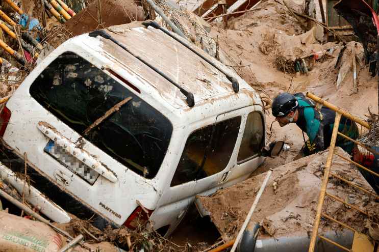 Alluvioni in Spagna: soccorritori sui luoghi del disastro