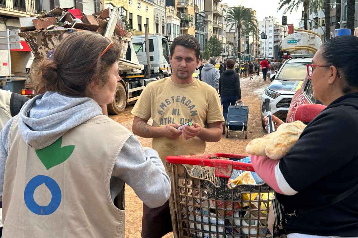 Valencia, dopo le alluvioni il rischio infezioni: italiani in soccorso della Spagna. “Garantire l’accesso all’acqua potabile”