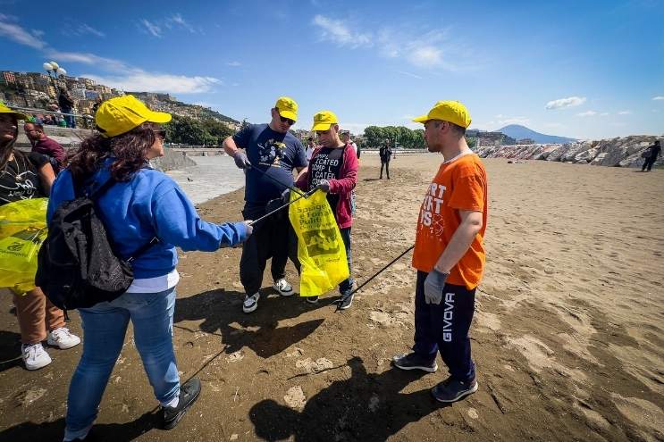 Ambientalisti di Legambiente puliscono una spiaggia