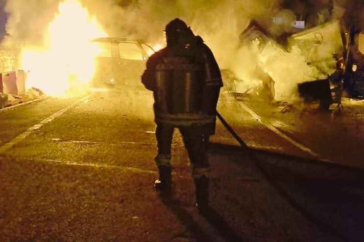 I vigili del fuoco in azione presso la sede della Dhl