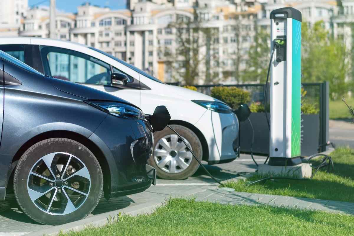 Auto elettriche, in Italia la sfida green fatica a decollare: “Costano troppo, pochi incentivi”