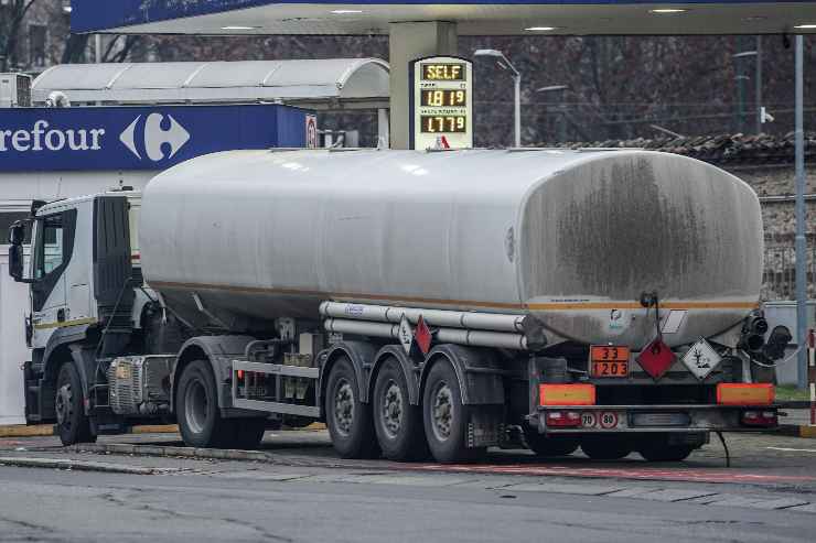 Camion rifornisce stazione di benzina