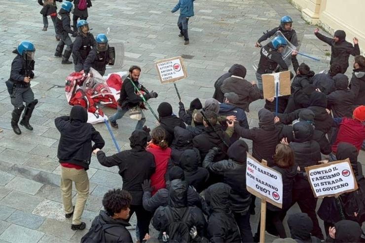 Bologna, scontri tra polizia e manifestanti