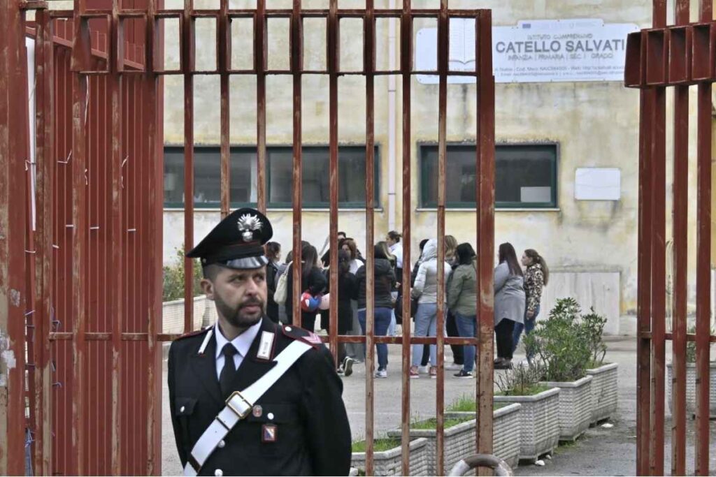 Carabinieri all'esterno della scuola di Castellammare