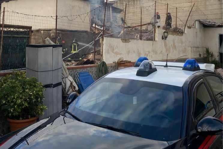 Carabinieri e vigili del fuoco ad Ercolano