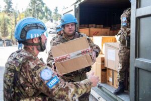 Caschi blu dell'Onu consegnano materiale alla Croce Rossa