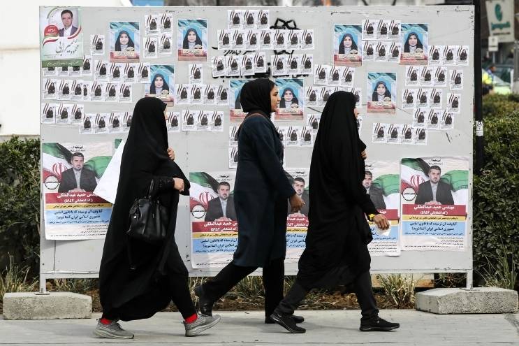 Donne iraniane passeggiano col velo