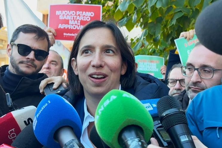 La segretaria Dem Elly Schlein parla con i giornalisti