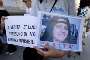 Striscioni con Emanuela Orlandi in un corteo per chiedere la verità per la cittadina vaticana