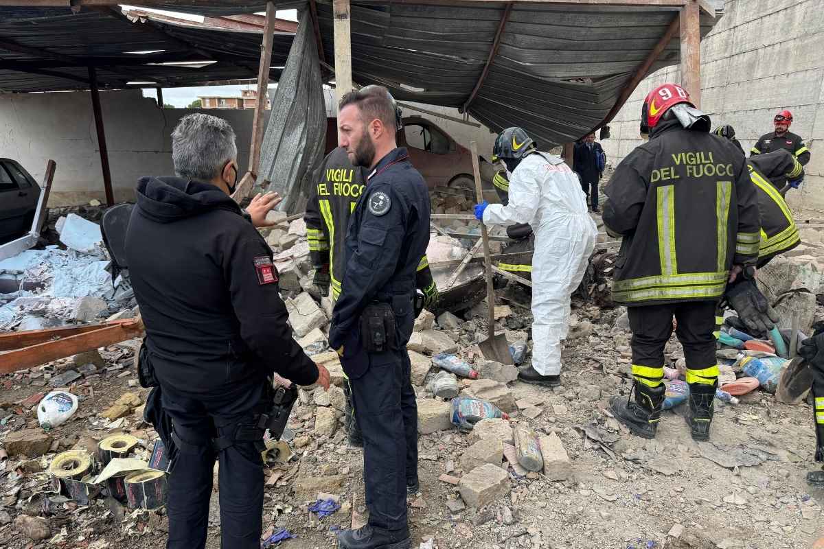 Esplosione di Ercolano, arrestato il proprietario della fabbrica abusiva: risponderà anche di caporalato. Le tre vittime pagate 20 euro al giorno