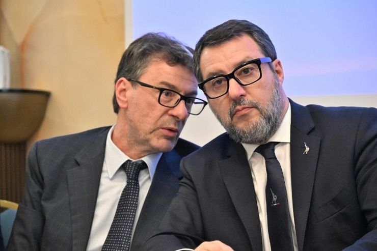 Il ministro dell'Economia Giancarlo Giorgetti e il vicepremier Matteo Salvini in conferenza stampa