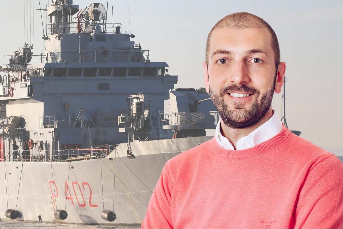 Sullo sfondo la nave Libra che ha portato i sette migranti in Albania, in primo piano il deputato di Fratelli d'Italia Giangiacomo Calovini