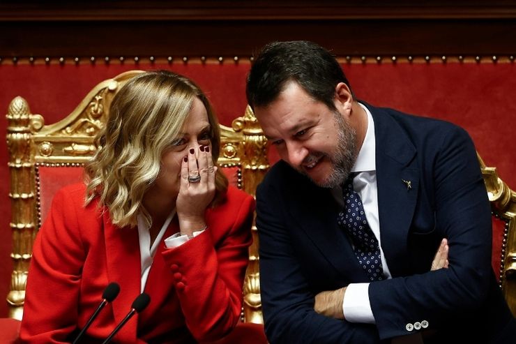 Giorgia Meloni e Matteo Salvini parlano tra loro