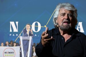 Giuseppe Conte parla dal palco di Nova, la Costituente del Movimento 5 Stelle. In combo, Beppe Grillo