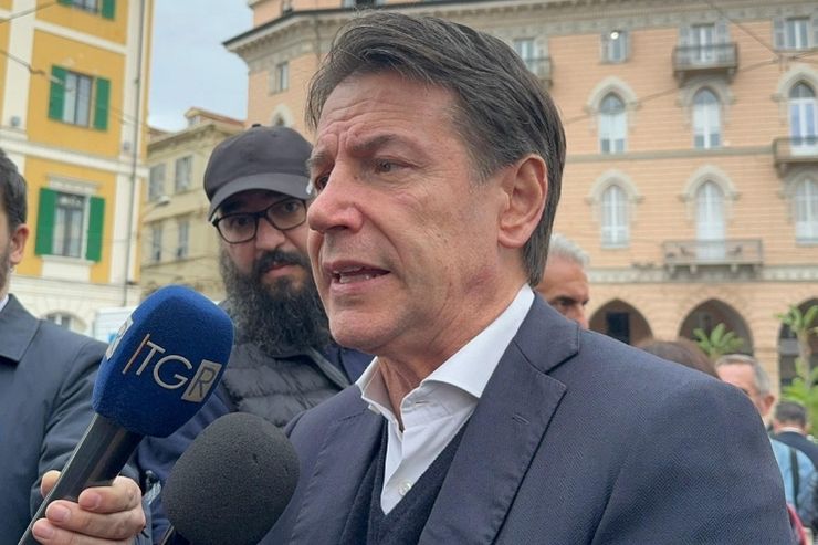 Giuseppe Conte parla con i giornalisti