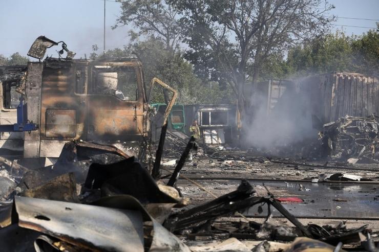 Guerra in Ucraina, le macerie di un veicolo dopo un attacco russo su Odessa 