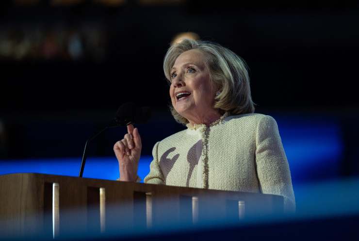 Hillary Clinton parla al microfono